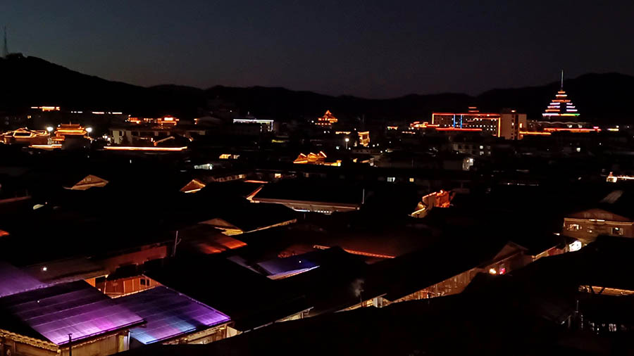 Dukezong scenery from uphill at Dafo Temple, Shangri-la Dukezong Ancient town (north gate zone), Yunnan province, China วิวเมืองเก่าตู๋เค่อจง มองจากบนเขา วัดต้าฝอ (วัดกุ้ยชาน) เมืองเก่าตู๋เค่อจง แชงกรีลา มณฑลยูนนาน ประเทศจีน