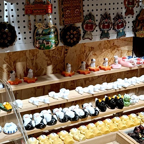souvenir shop at Shangri-la Dukezong Ancient town (north gate zone), Yunnan province, China ร้านขายของที่ระลึกที่เมืองเก่าตู๋เค่อจง แชงกรีลา มณฑลยูนนาน ประเทศจีน