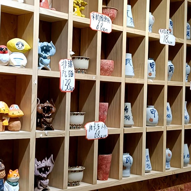 souvenir shop at Shangri-la Dukezong Ancient town (north gate zone), Yunnan province, China ร้านขายของที่ระลึกที่เมืองเก่าตู๋เค่อจง แชงกรีลา มณฑลยูนนาน ประเทศจีน