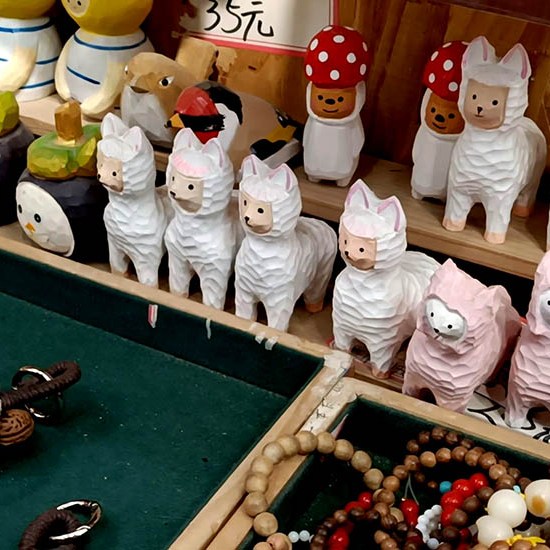 souvenir shop at Shangri-la Dukezong Ancient town (north gate zone), Yunnan province, China ร้านขายของที่ระลึกที่เมืองเก่าตู๋เค่อจง แชงกรีลา มณฑลยูนนาน ประเทศจีน