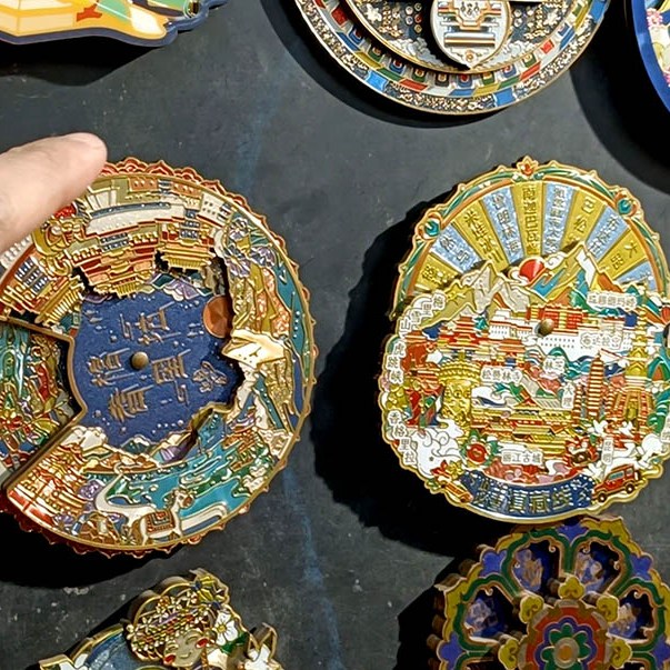souvenir shop at Shangri-la Dukezong Ancient town (north gate zone), Yunnan province, China ร้านขายของที่ระลึกที่เมืองเก่าตู๋เค่อจง แชงกรีลา มณฑลยูนนาน ประเทศจีน
