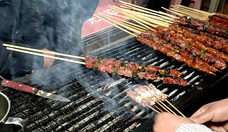 yak meat BBQ stall at Shangri-la Dukezong Ancient town (north gate zone), Yunnan province, China ร้านขายเนื้อจามรีเสียบไม้ย่าง เมืองเก่าตู๋เค่อจง แชงกรีลา มณฑลยูนนาน ประเทศจีน