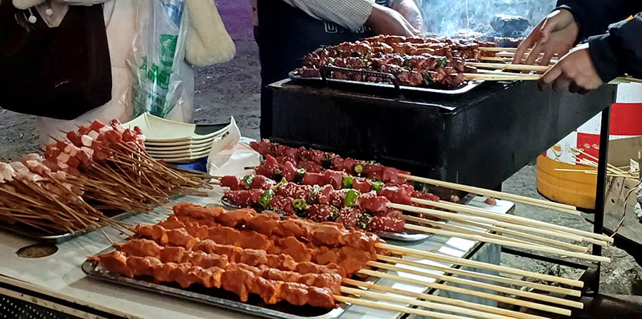 yak meat BBQ stall at Shangri-la Dukezong Ancient town (north gate zone), Yunnan province, China ร้านขายเนื้อจามรีเสียบไม้ย่าง เมืองเก่าตู๋เค่อจง แชงกรีลา มณฑลยูนนาน ประเทศจีน