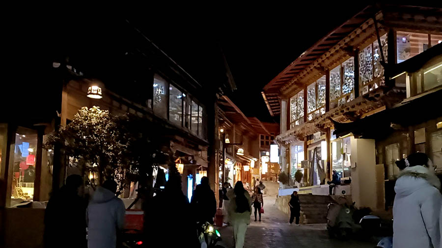 Shangri-la Dukezong Ancient town (north gate zone), Yunnan province, China เมืองเก่าตู๋เค่อจง แชงกรีลา มณฑลยูนนาน ประเทศจีน