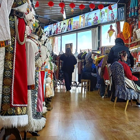 Yangzhou Tibetan Clothing Rental Shop near Songzanlin Monastery, Shangri-la, Yunnan province, China ร้านเช่าชุดทิเบต หยางโจว ใกล้วัดซงจ้านหลิน แชงกรีลา มณฑลยูนนาน ประเทศจีน