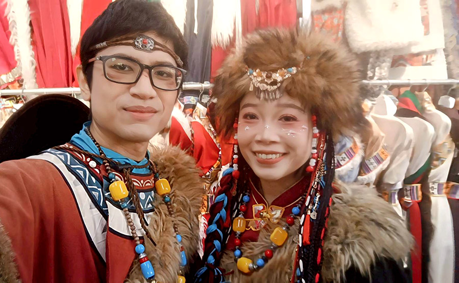 Yangzhou Tibetan Clothing Rental Shop near Songzanlin Monastery, Shangri-la, Yunnan province, China ร้านเช่าชุดทิเบต หยางโจว ใกล้วัดซงจ้านหลิน แชงกรีลา มณฑลยูนนาน ประเทศจีน