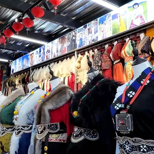 Yangzhou Tibetan Clothing Rental Shop near Songzanlin Monastery, Shangri-la, Yunnan province, China ร้านเช่าชุดทิเบต หยางโจว ใกล้วัดซงจ้านหลิน แชงกรีลา มณฑลยูนนาน ประเทศจีน