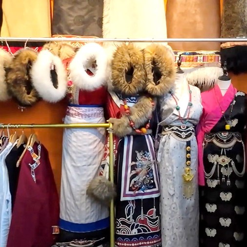Yangzhou Tibetan Clothing Rental Shop near Songzanlin Monastery, Shangri-la, Yunnan province, China ร้านเช่าชุดทิเบต หยางโจว ใกล้วัดซงจ้านหลิน แชงกรีลา มณฑลยูนนาน ประเทศจีน