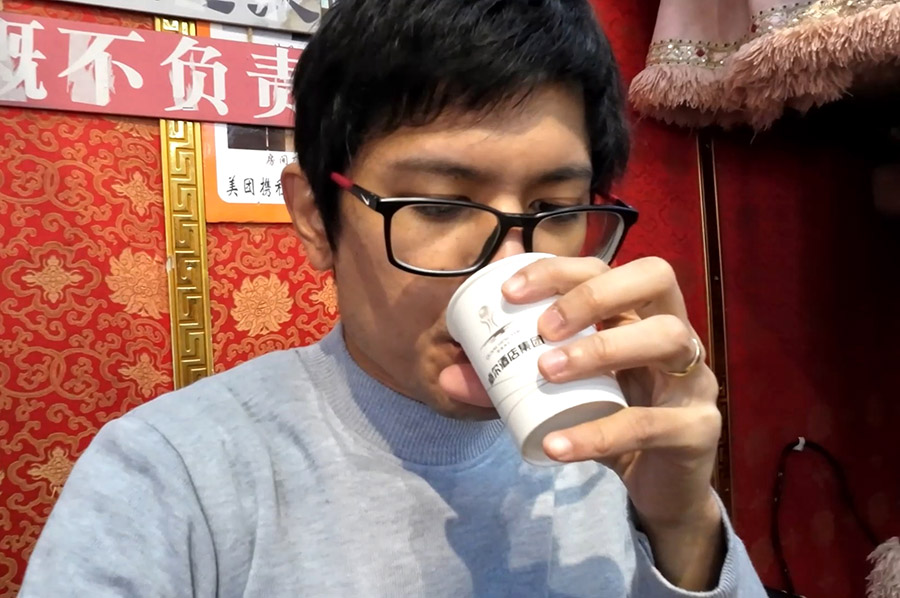 Yak milk at Yangzhou Tibetan Clothing Rental Shop near Songzanlin Monastery, Shangri-la, Yunnan province, China บริการ นมจามรี ที่ร้านเช่าชุดทิเบต หยางโจว ใกล้วัดซงจ้านหลิน แชงกรีลา มณฑลยูนนาน ประเทศจีน