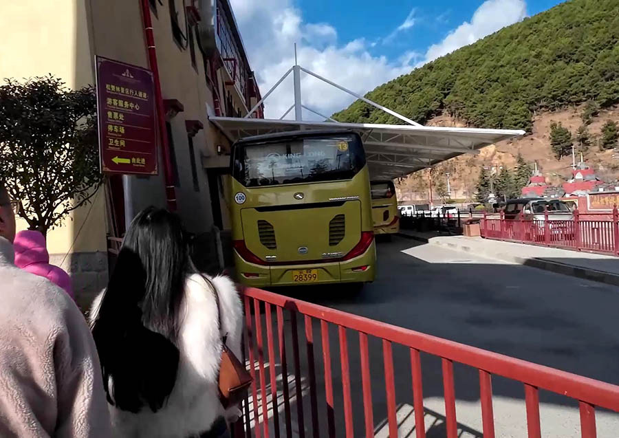 bus terminal at Songzanlin Monastery, Shangri-la, Yunnan province, China อาคารซื้อตั๋วรถบัสไปยังวัดซงจ้านหลิน แชงกรีล่า มณฑลยูนนาน ประเทศจีน