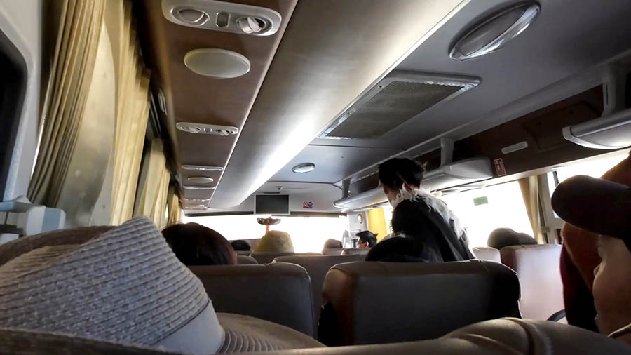 bus depart to Songzanlin Monastery, Shangri-la, Yunnan province, China รถบัสไปยังวัดซงจ้านหลิน แชงกรีล่า มณฑลยูนนาน ประเทศจีน