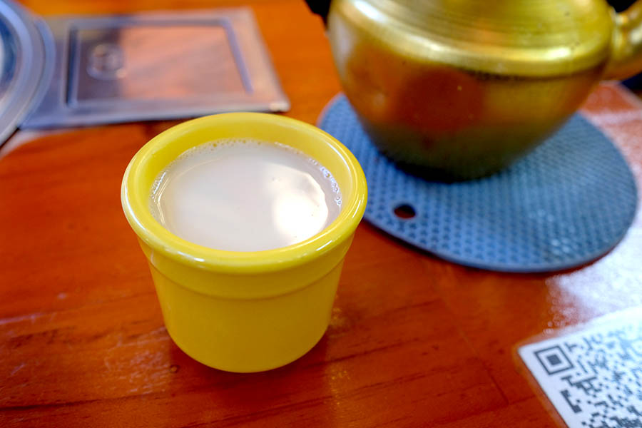 Tibetan Yak Butter Tea at Zhanbala Tibetan Food restaurant, Dukezong ancient town, Shangri-la, Yunnan province, China  ชาเนยจามรีที่ร้านอาหารทิเบตชัมบาลา เมืองโบราณตู๋เค่อจง แชงกรีล่า มณฑลยูนนาน ประเทศจีน