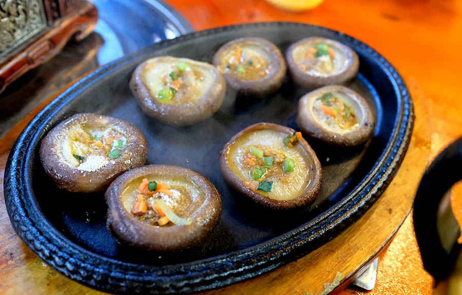 Roasted Mushrooms at Zhanbala Tibetan Food restaurant, Dukezong ancient town, Shangri-la, Yunnan province, China เห็ดย่างที่ร้านอาหารทิเบตชัมบาลา เมืองโบราณตู๋เค่อจง แชงกรีล่า มณฑลยูนนาน ประเทศจีน