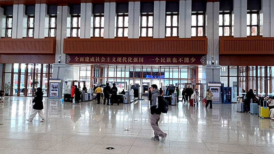 Shangri-la Railway station, Yunnan province, China สถานีรถไฟแชงกรีลา มณฑลยูนนาน ประเทศจีน