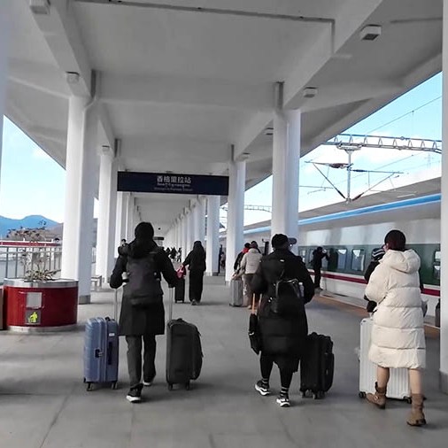 Shangri-la Railway station, Yunnan province, China สถานีรถไฟแชงกรีลา มณฑลยูนนาน ประเทศจีน