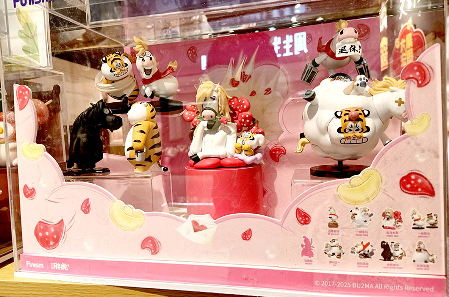 figure and merchandise at Spring City Department store, Kunming, Yunnan, China ตุ๊กตาฟิกเกอร์และสินค้าต่างๆ ที่ห้าง Spring City คุนหมิง มณฑลยูนนาน ประเทศจีน