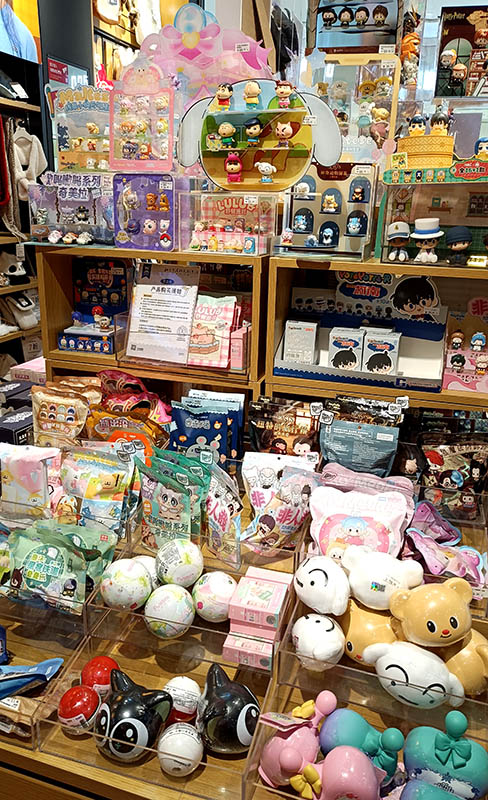 figure and merchandise at Spring City Department store, Kunming, Yunnan, China ตุ๊กตาฟิกเกอร์และสินค้าต่างๆ ที่ห้าง Spring City คุนหมิง มณฑลยูนนาน ประเทศจีน