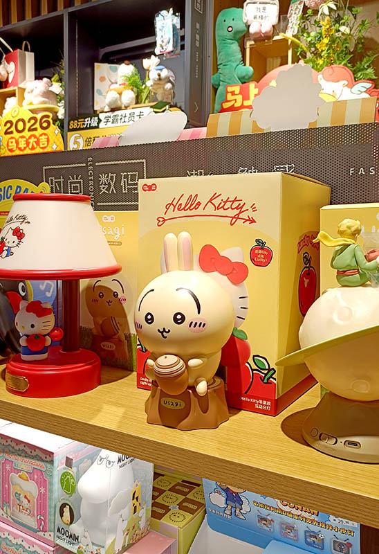 figure and merchandise at Spring City Department store, Kunming, Yunnan, China ตุ๊กตาฟิกเกอร์และสินค้าต่างๆ ที่ห้าง Spring City คุนหมิง มณฑลยูนนาน ประเทศจีน