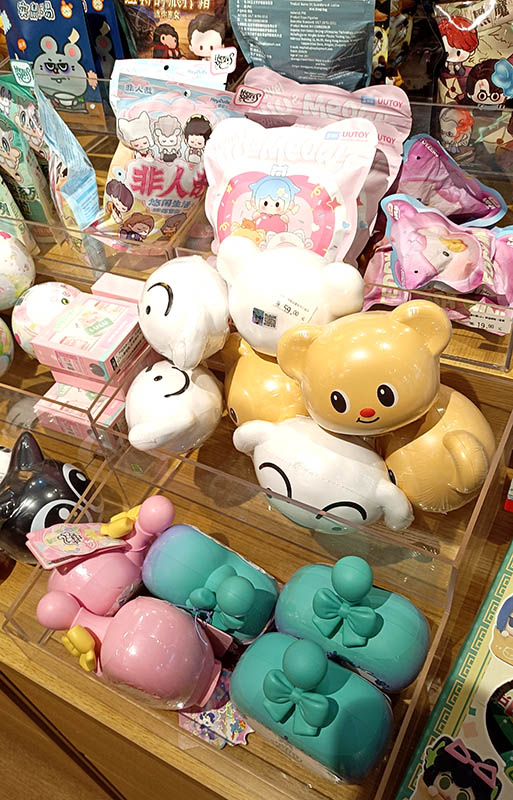 figure and merchandise at Spring City Department store, Kunming, Yunnan, China ตุ๊กตาฟิกเกอร์และสินค้าต่างๆ ที่ห้าง Spring City คุนหมิง มณฑลยูนนาน ประเทศจีน