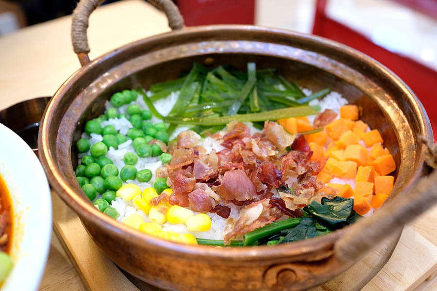 Yunnan Pot Ham Rice, Yún Xiǎo Niáng, Spring City Department store, Kunming, Yunnan, China ข้าวอบสไตล์ยูนนาน ร้านหยุนเสี่ยวเหนียง ห้าง Spring City คุนหมิง มณฑลยูนนาน ประเทศจีน