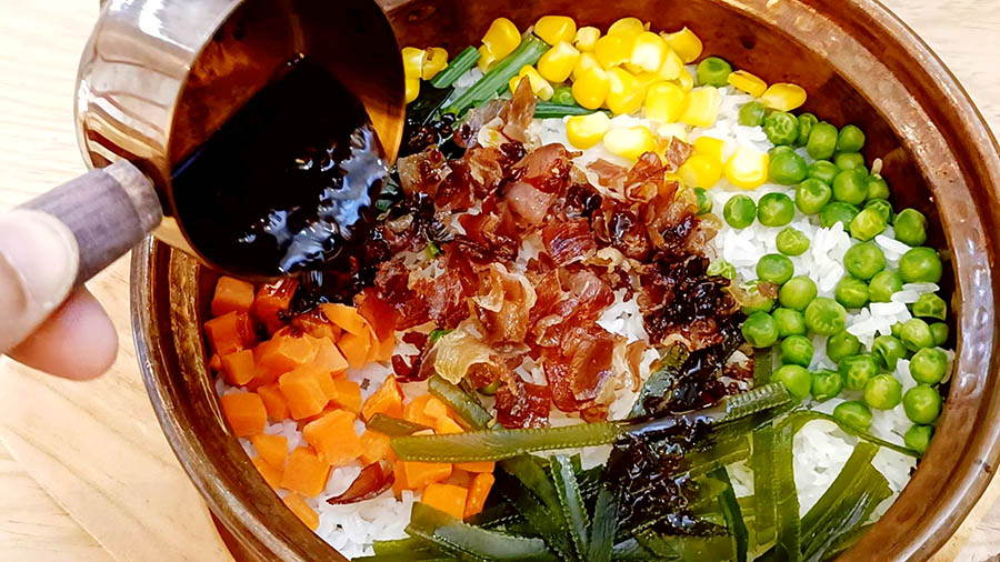 Yunnan Pot Ham Rice, Yún Xiǎo Niáng, Spring City Department store, Kunming, Yunnan, China ข้าวอบสไตล์ยูนนาน ร้านหยุนเสี่ยวเหนียง ห้าง Spring City คุนหมิง มณฑลยูนนาน ประเทศจีน
