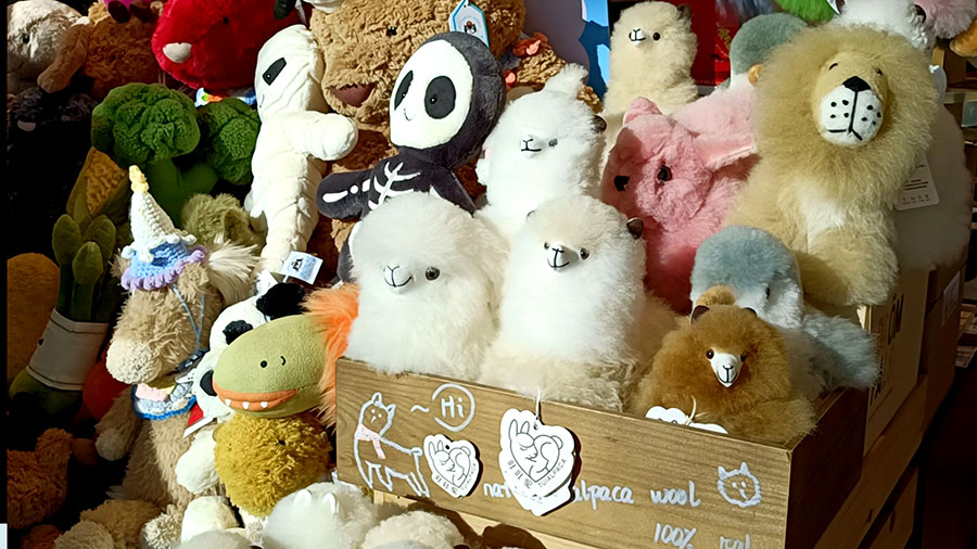ตุ๊กตาในร้านของฝาก สนามบินนานาชาติคุนหมิงฉางสุ่ย เมืองคุนหมิง มณฑลยูนนาน ประเทศจีน dolls in souvenir shop, Kunming Changshui International Airport - KMG, Kunming, Yunnan province, China
