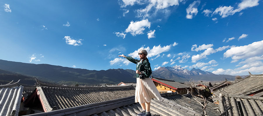 Baisha, Lijiang, Yunnan, China คาเฟ่ขึ้นหลังคาที่หมู่บ้านไป๋ชา ลี่เจียง มณฑลยูนนาน ประเทศจีน