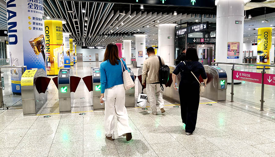 Subway station at Qingdao Jiaodong International Airport, Shandong province, China สถานีรถไฟใต้ดิน ทีท่าอากาศยานชิงเต่า เจียวตง มณฑลชานตง ประเทศจีน
