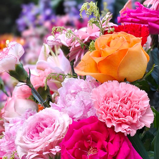 flowers for worship at Zhanshan Temple, Qingdao, Shandong province, China ดอกไม้สักการะที่วัดจ้านซาน, ชิงเต่า มณฑลชานตง ประเทศจีน