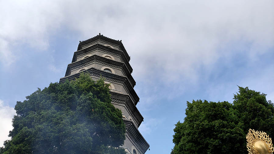 the pagoda of Medicine Buddha, Zhanshan Temple, Qingdao, Shandong province, China เจดีย์พระไภสัษชยคุรุ วัดจ้านซาน, ชิงเต่า มณฑลชานตง ประเทศจีน
