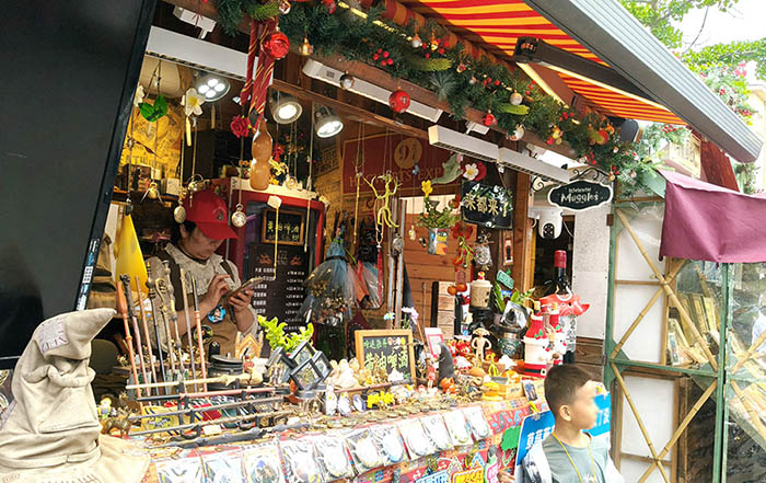 market stalls in front of St. Michael's Cathedral, Qingdao, Shandong province, China
ตลาดขายของที่ระลึกหน้ามหาวิหารเซนต์ไมเคิล, ชิงเต่า มณฑลชานตง ประเทศจีน