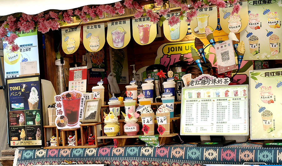 market stalls in front of St. Michael's Cathedral, Qingdao, Shandong province, China
ตลาดขายของที่ระลึกหน้ามหาวิหารเซนต์ไมเคิล, ชิงเต่า มณฑลชานตง ประเทศจีน
