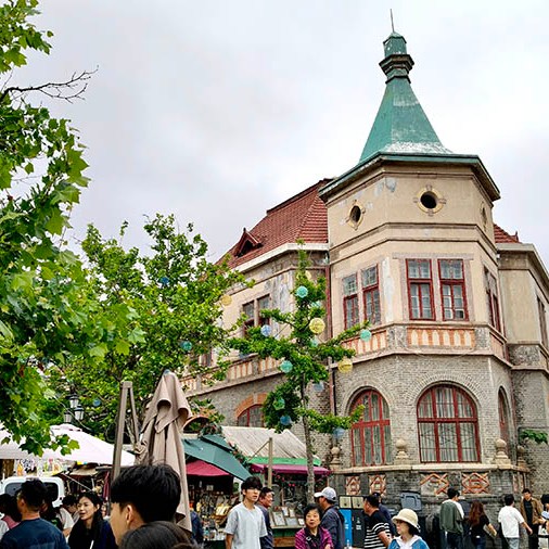 shops near St. Michael's Cathedral, Qingdao, Shandong province, China ร้านค้า บริเวณใกล้มหาวิหารเซนต์ไมเคิล, ชิงเต่า มณฑลชานตง ประเทศจีน
