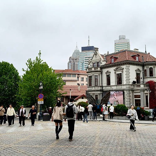 shops near St. Michael's Cathedral, Qingdao, Shandong province, China ร้านค้า บริเวณใกล้มหาวิหารเซนต์ไมเคิล, ชิงเต่า มณฑลชานตง ประเทศจีน