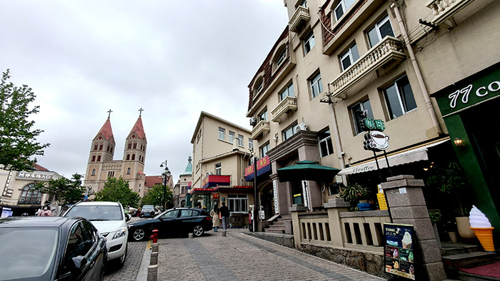 shops near St. Michael's Cathedral, Qingdao, Shandong province, China ร้านค้า บริเวณใกล้มหาวิหารเซนต์ไมเคิล, ชิงเต่า มณฑลชานตง ประเทศจีน