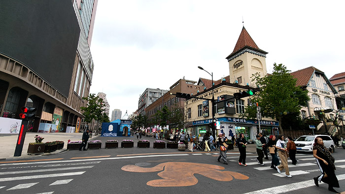 Zhongshan Rd. walking street in old town Qingdao, Qingdao, Shandong province, China ถนนคนเดินจงซาน ย่านเมืองเก่า, ชิงเต่า มณฑลชานตง ประเทศจีน
