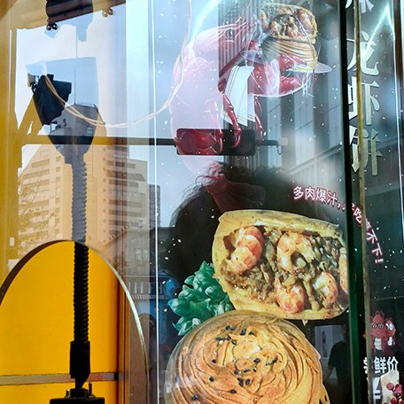 fried bun snack store at Zhongshan Rd. walking street in old town Qingdao, Qingdao, Shandong province, China ร้านขายซาลาเปาทอดไหมทอง ถนนคนเดินจงซาน ย่านเมืองเก่า, ชิงเต่า มณฑลชานตง ประเทศจีน