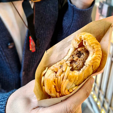 fried bun snack store at Zhongshan Rd. walking street in old town Qingdao, Qingdao, Shandong province, China ร้านขายซาลาเปาทอดไหมทอง ถนนคนเดินจงซาน ย่านเมืองเก่า, ชิงเต่า มณฑลชานตง ประเทศจีน