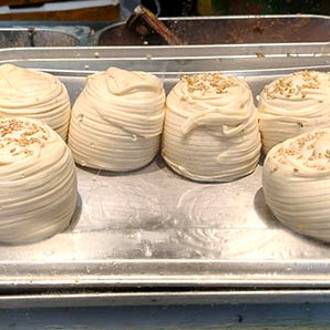 fried bun snack store at Zhongshan Rd. walking street in old town Qingdao, Qingdao, Shandong province, China ร้านขายซาลาเปาทอดไหมทอง ถนนคนเดินจงซาน ย่านเมืองเก่า, ชิงเต่า มณฑลชานตง ประเทศจีน