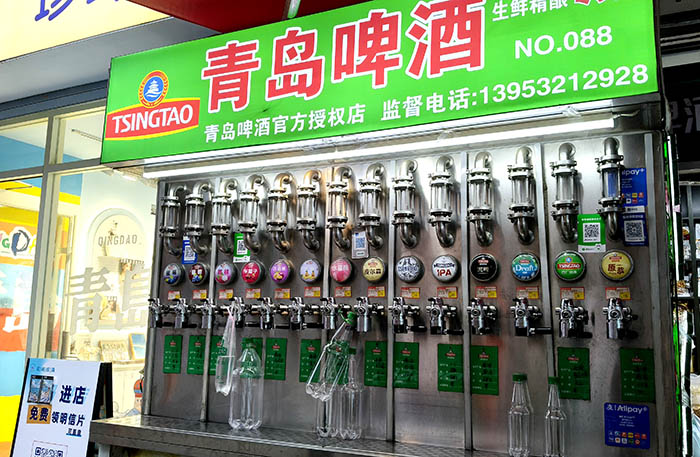 draft beer store at Zhongshan Rd. walking street in old town Qingdao, Qingdao, Shandong province, China ร้านขายเบียร์ ถนนคนเดินจงซาน ย่านเมืองเก่า, ชิงเต่า มณฑลชานตง ประเทศจีน