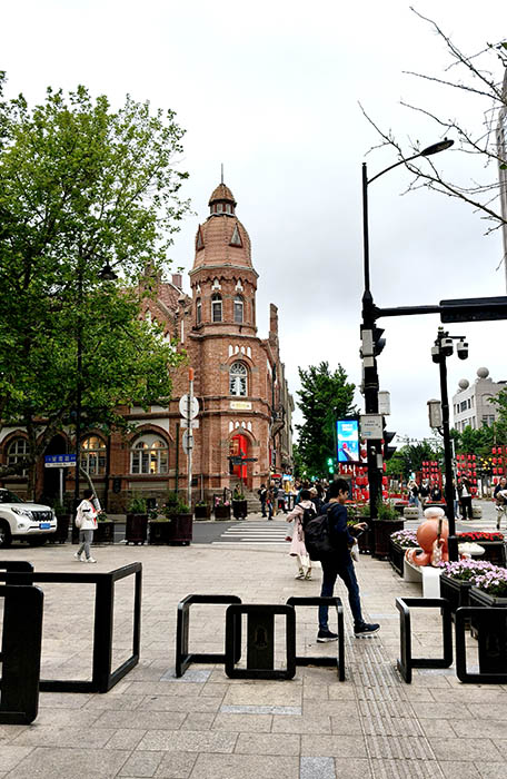 Zhongshan Rd. walking street in old town Qingdao, Qingdao, Shandong province, China ถนนคนเดินจงซาน ย่านเมืองเก่า, ชิงเต่า มณฑลชานตง ประเทศจีน