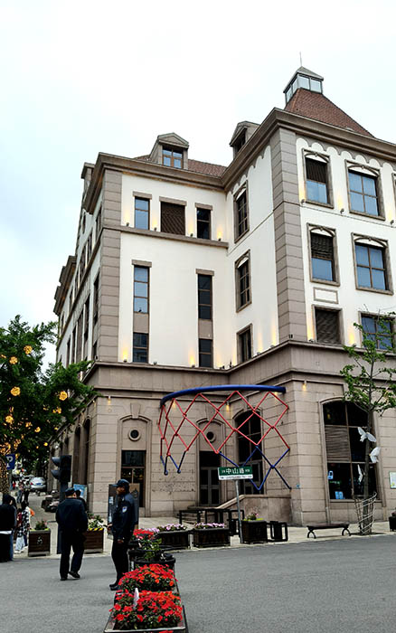 Zhongshan Rd. walking street in old town Qingdao, Qingdao, Shandong province, China ถนนคนเดินจงซาน ย่านเมืองเก่า, ชิงเต่า มณฑลชานตง ประเทศจีน