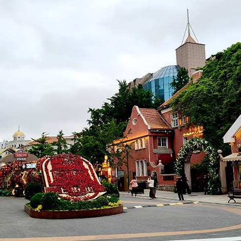 Zhongshan Rd. walking street in old town Qingdao, Qingdao, Shandong province, China ถนนคนเดินจงซาน ย่านเมืองเก่า, ชิงเต่า มณฑลชานตง ประเทศจีน