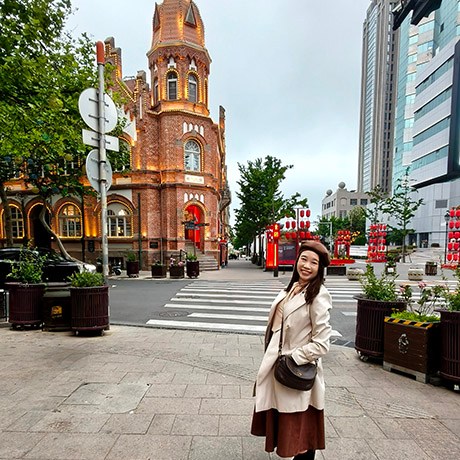 Zhongshan Rd. walking street in old town Qingdao, Qingdao, Shandong province, China ถนนคนเดินจงซาน ย่านเมืองเก่า, ชิงเต่า มณฑลชานตง ประเทศจีน