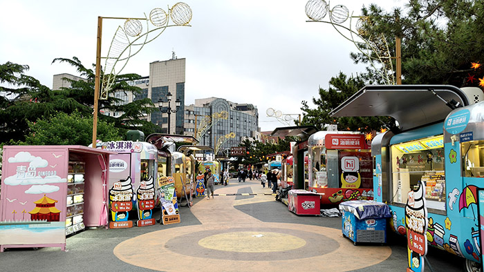 snack stores near Zhanqiao pier Qingdao old town, Qingdao, Shandong province, China ร้านขายของกินเล่น ใกล้สะพานจ้านเฉียว ย่านเมืองเก่า, ชิงเต่า มณฑลชานตง ประเทศจีน
