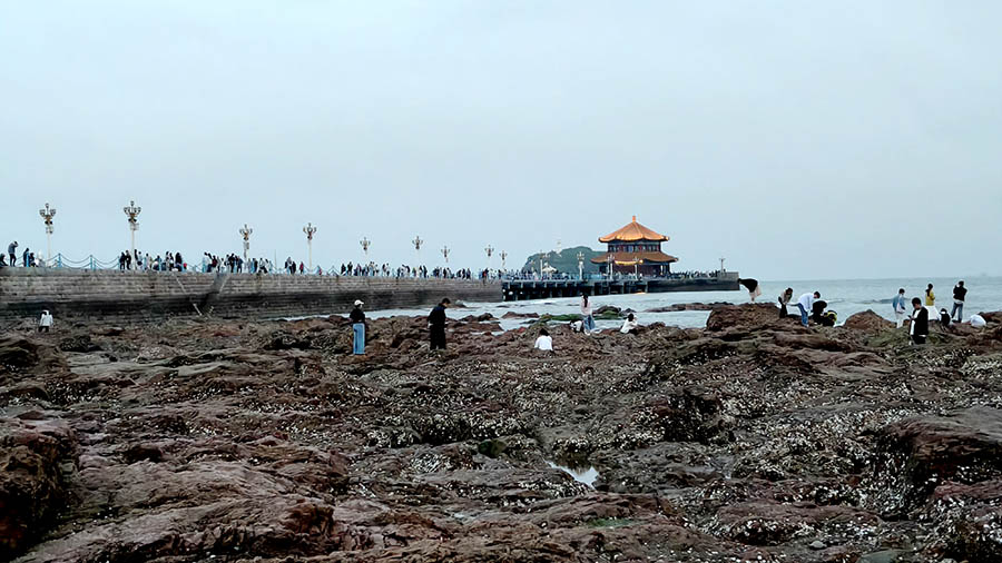 Zhanqiao pier Qingdao old town, Qingdao, Shandong province, China สะพานจ้านเฉียว ย่านเมืองเก่า, ชิงเต่า มณฑลชานตง ประเทศจีน