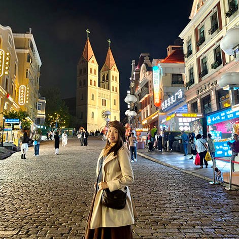 St. Michael's Cathedral at night, view from Zhongshan Rd. walking street in oldtown Qingdao, Qingdao, Shandong province, China มหาวิหารเซนต์ไมเคิลยามค่ำคืน ถ่ายจากบริเวณใกล้ถนนคนเดินจงซาน ย่านเมืองเก่า, ชิงเต่า มณฑลชานตง ประเทศจีน