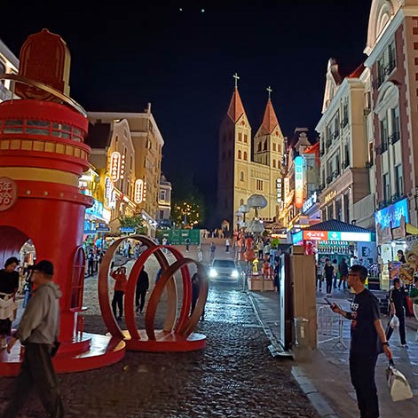St. Michael's Cathedral at night, view from Zhongshan Rd. walking street in oldtown Qingdao, Qingdao, Shandong province, China มหาวิหารเซนต์ไมเคิลยามค่ำคืน ถ่ายจากบริเวณใกล้ถนนคนเดินจงซาน ย่านเมืองเก่า, ชิงเต่า มณฑลชานตง ประเทศจีน