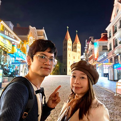 St. Michael's Cathedral at night, view from Zhongshan Rd. walking street in oldtown Qingdao, Qingdao, Shandong province, China มหาวิหารเซนต์ไมเคิลยามค่ำคืน ถ่ายจากบริเวณใกล้ถนนคนเดินจงซาน ย่านเมืองเก่า, ชิงเต่า มณฑลชานตง ประเทศจีน