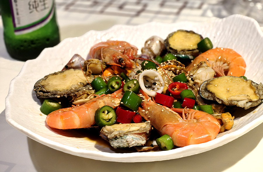Sichuan Peppery Seafood 33号大院 33Hao Da Yuan restaurant at Qingdao old town, Qingdao, Shandong province, China ซีฟู้ดรวมผัดพริกเสฉวน ร้านอาหาร 33Hao Da Yuan ย่านเมืองเก่า, ชิงเต่า มณฑลชานตง ประเทศจีน